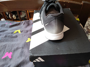 Adidas кроссовки (2 фото из 5)