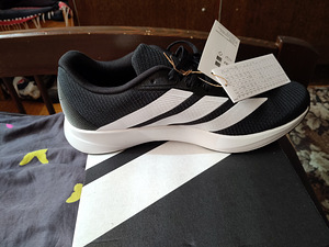 Adidas кроссовки (3 фото из 5)