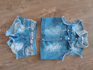 Джинсовый жилет и короткие джинсовые шорты XS (1 фото из 2)