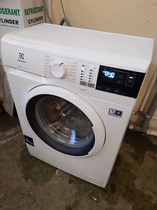 Узкая стиральная машина Elektrolux 33 см (5 фото из 5)