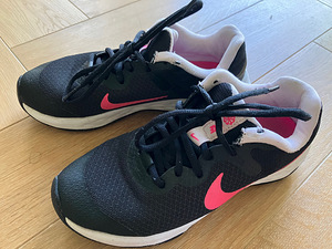 Кроссовки Nike (3 фото из 3)