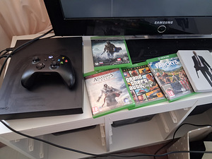Xbox One X 500 GB + 5 игр + геймпад (2 фото из 4)