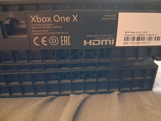 Xbox One X 500 GB + 5 mängu + mängupult