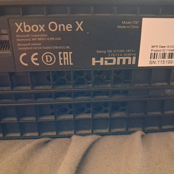Xbox One X 500 GB + 5 mängu + mängupult