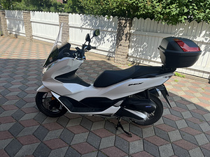 Максискутер Honda PCX125 (3 фото из 10)