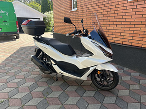 Максискутер Honda PCX125 (1 фото из 10)
