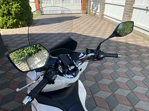 Максискутер Honda PCX125 (8 фото из 10)