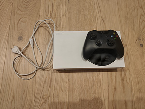 Xbox Series S (4 фото из 4)