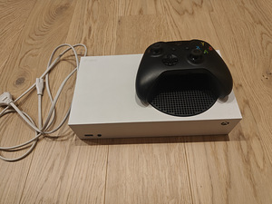 Xbox Series S (2 фото из 4)