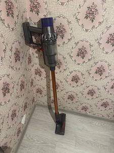 Продаётся беспроводной пылесос Dyson Cyclone V10 (SV12) (2 фото из 5)