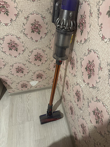 Продаётся беспроводной пылесос Dyson Cyclone V10 (SV12) (3 фото из 5)