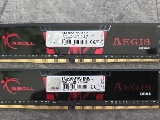 DDR4 32 ГБ ОЗУ F4-3200C16D-32GIS