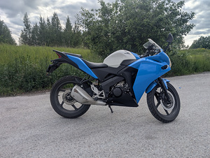 Honda CBR 125R (2 фото из 8)