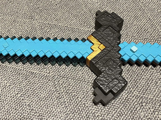 Меч и кирка Minecraft два в одном.