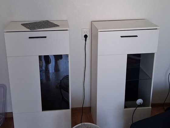 Kaks kaasaegset kappi klaasriiulitega