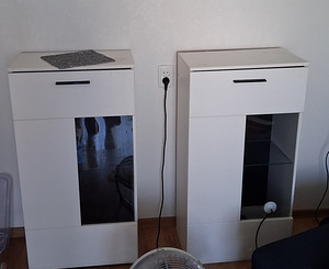 Kaks kaasaegset kappi klaasriiulitega (1 foto / 2)