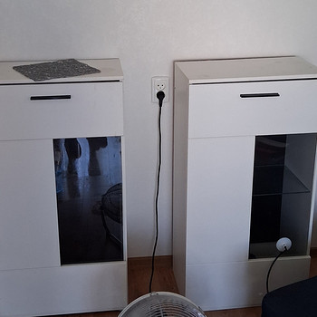 Kaks kaasaegset kappi klaasriiulitega
