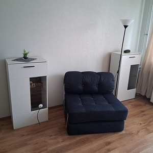 Kaks kaasaegset kappi klaasriiulitega (2 foto / 2)