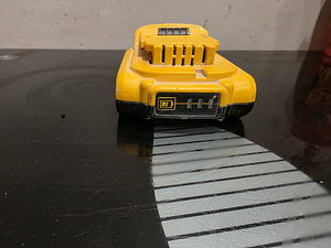 Dewalt aku 18v 2.0 ah (1 foto / 2)