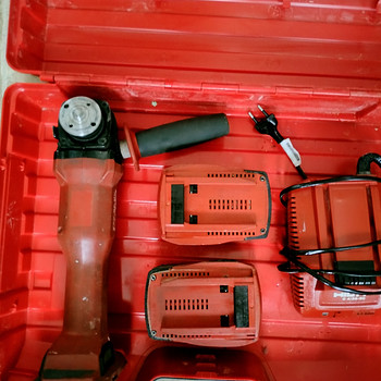 Akuketaslõikur AG 4S-22 +2 aku+laadija+kohver Hilti болгарка