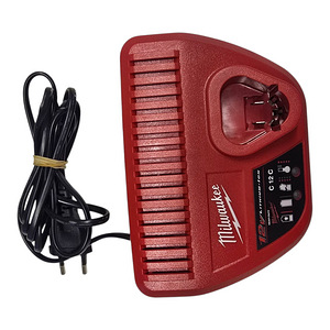 Зарядное устройство Milwaukee C12C (3 фото из 5)