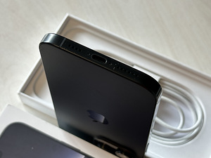 Apple iPhone 16 Pro Max Black Titanium 256GB v heas korras. (5 foto / 8)