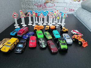Liiklusmärgid ja väikesed mänguautod (4 foto / 6)