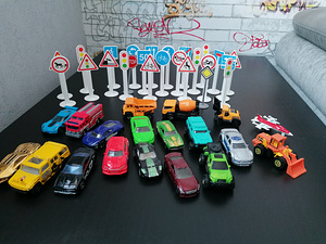 Liiklusmärgid ja väikesed mänguautod (1 foto / 6)