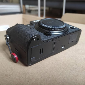 Fujifilm X-T4 (только тушка) (4 фото из 8)