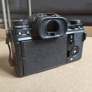 Fujifilm X-T4 (только тушка) (6 фото из 8)