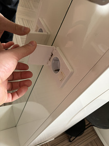 Peegelkapp valgusti ja pistikupesaga (3 foto / 3)