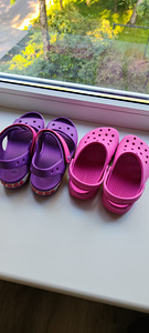 Crocs roosad C10-C11 28-29 Crocs lillad C13 30-31 2TK (3 foto / 5)