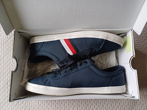 Tommy Hilfiger tumesinised tennised (5 foto / 6)