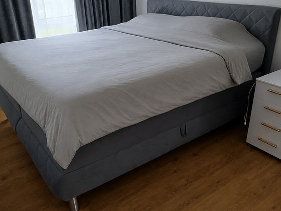 Müüa kvaliteetne polsterdatud voodi 180 × 200 cm koos madrat