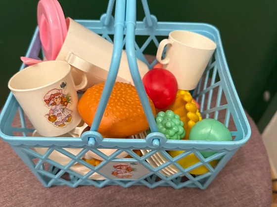Набор игрушечной посуды и игрушечной еды