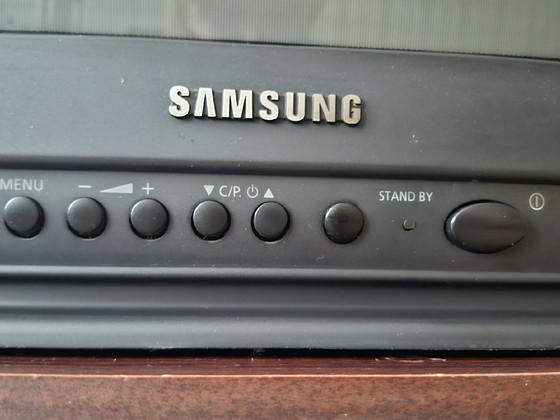 Samsungi televiisor alusega