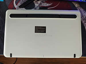 Wacom One 13 Creative Pen Display DTC133 (7 фото из 9)