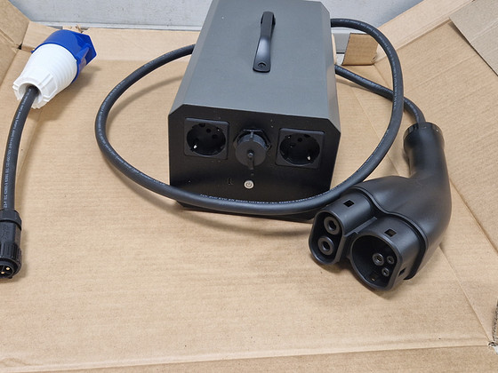 10 kW Tesla Model 3 X Y CCS2 V2L koos Blue Cee V2L adapterig