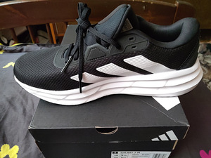 Кроссовки adidas (1 фото из 4)