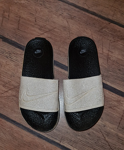 Шлепки Nike (1 фото из 3)