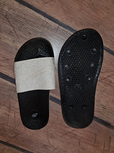 Шлепки Nike (2 фото из 3)