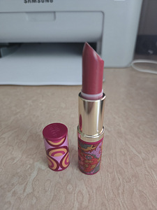 Новинка! Губная помада Estée Lauder (2 фото из 4)