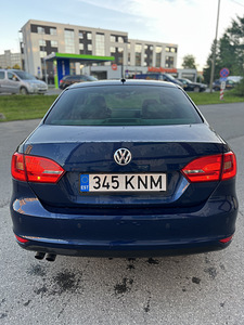 VW Jetta 2012 г., 1.4, автомат (2 фото из 10)