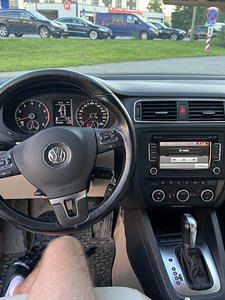 VW Jetta 2012 г., 1.4, автомат (7 фото из 10)