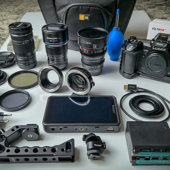 Panasonic Lumix G9 с дополнительными аксессуарами