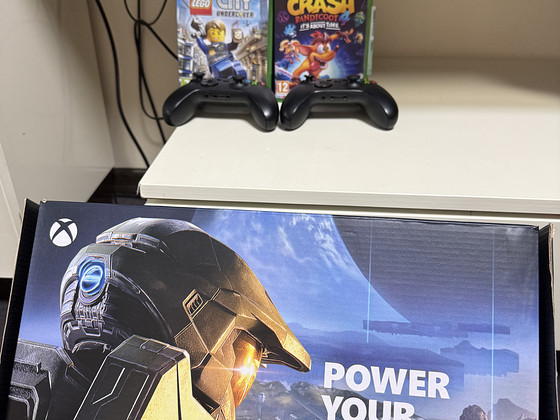 Xbox Series X - 1 T+2 Controllers+2 mängud