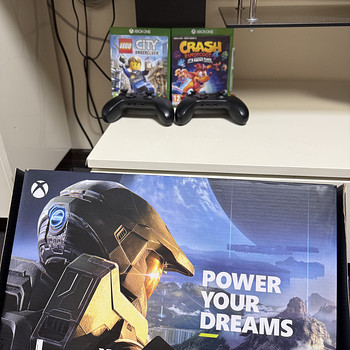 Xbox Series X - 1 T+2 контроллера + 2 игры
