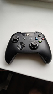 Геймпад Xbox One + аккумулятор (1 фото из 2)