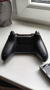 Геймпад Xbox One + аккумулятор (2 фото из 2)