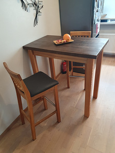 Täis tammepuidust baarilaud + 2 baaritooli (1 foto / 4)